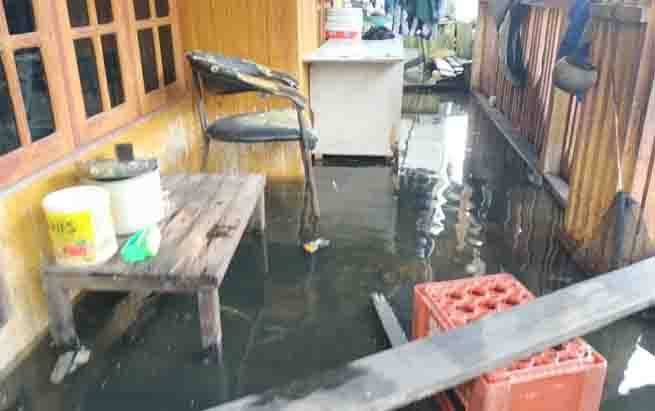 Air Sungai Arut Mulai Naik, Warga Perlukan Papan dan Kasau untuk Amankan Perabotan