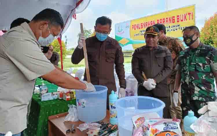 Kejari Gunung Mas Musnahkan 85,04 Gram Sabu dan Ratusan Zenith