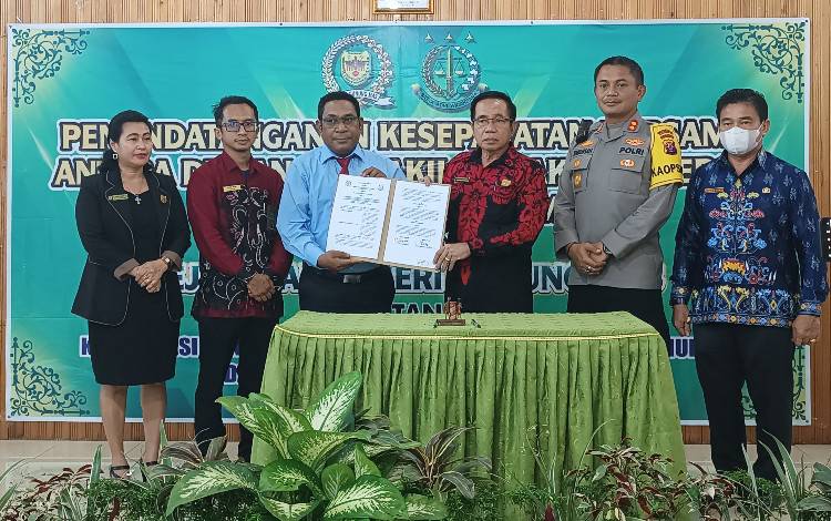 DPRD Gunung Mas Tanda Tangan MoU dengan Kejari Soal Ini