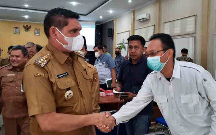 Pj Bupati Kobar Minta Kades dan Camat Proaktif Sampaikan Program Prioritas Pembangunan