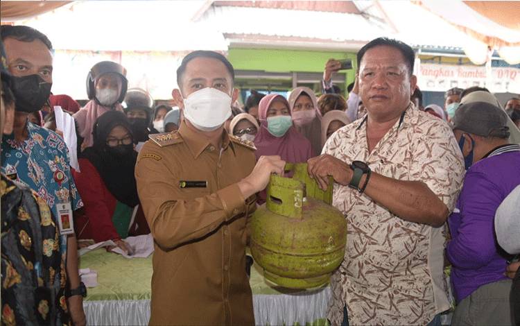 Pemko Palangka Raya Salurkan Ratusan Tabung Elpiji dan Sembako