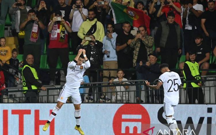 Penyerang Manchester United Cristiano Ronaldo (kiri) merayakan keberhasilannya mencetak gol pada pertandingan Grup E Liga Europa menghadapi Sheriff Tiraspol di Stadion Zimbru, Chisinau, Moldova, Kamis (15/9/2022). (ANTARA/AFP/DANIEL MIHAILESCU)