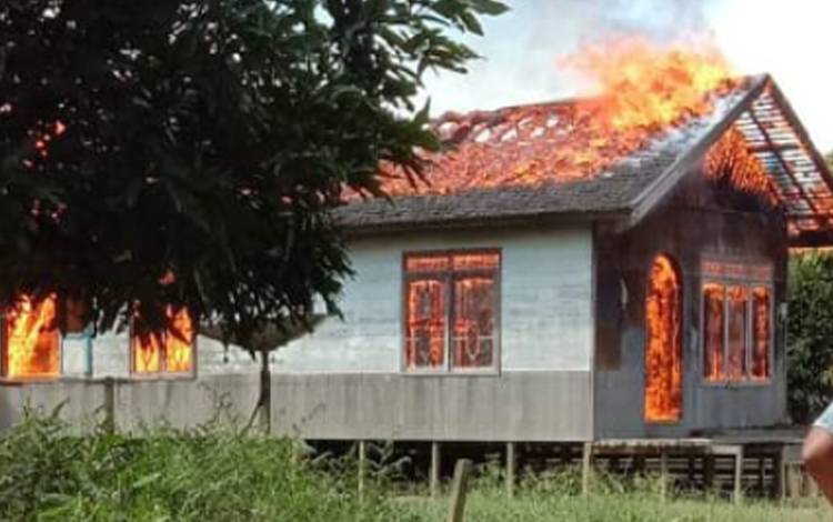 Kebakaran Ludeskan Rumah di Desa Dehes Katingan