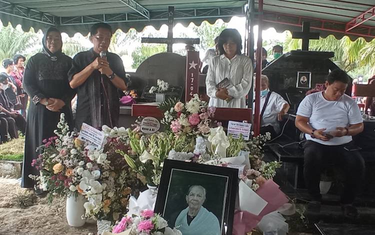 H. M Ruslan AS didampingi istrinya Nurhidayah, dalam prosesi pemakaman ibunda mantan Bupati Kobar tersebut di TPU Desa Natai Baru, Jumat, 16 September 2022. (FOTO: WAHYU KRIDA)