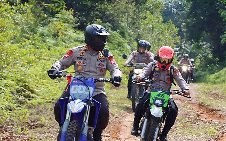 Naik Motor Trail Kapolres Barito Timur Salurkan Bantuan ke Warga Terdampak Kenaikan BBM