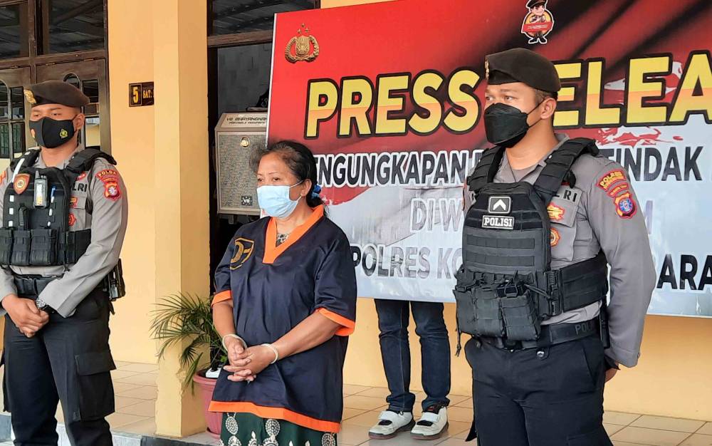 Jual Arak, Seorang Ibu Rumah Tangga di Kobar Digelandang Polisi