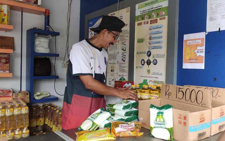 Pasar penyeimbang Perum Bulog Wilayah Kalteng di halaman kantornya, Jalan RTA Milono, Jumat 16 September 2022. (FOTO: HERMAWAN)