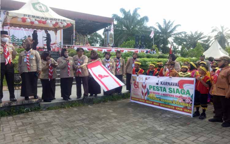Plt Kadisdik Kotim Ikut Melepas Peserta Karnaval Pesta Pramuka Siaga