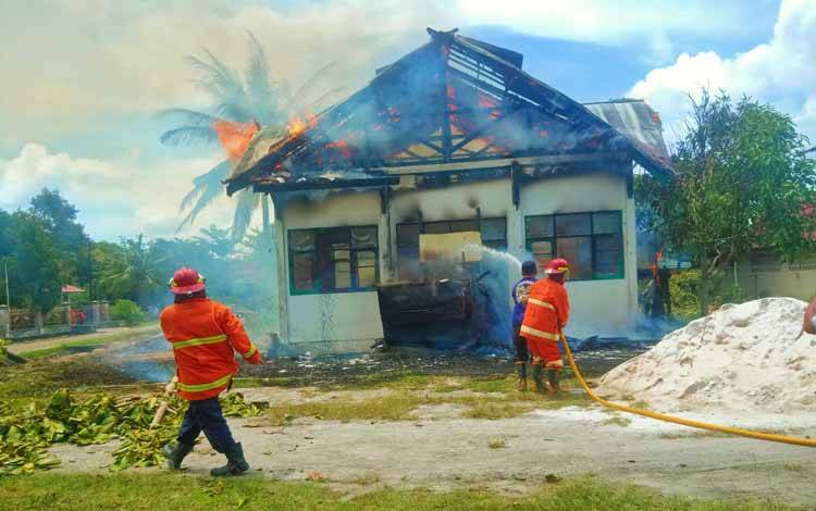 Tim Damkar berusaha memadamkan api yang membakar sebuah rumah Muadzin Masjid Salahudin Komplek perumahan UPR, Minggu siang, Sabtu 17 September 2022. (POTO : PARLIN TAMBUNAN).