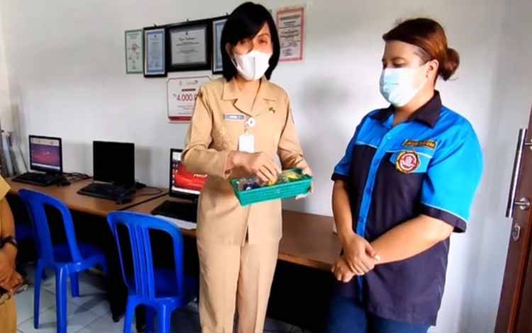 Dinsos Kapuas Sambut Baik Karang Taruna Kelurahan Hampatung Manfaatkan Fasilitas Kantor Lurah untuk Berkarya
