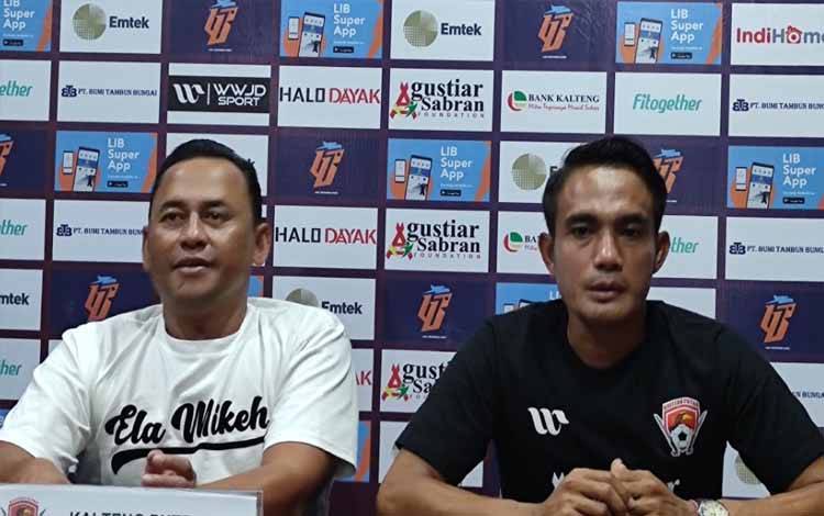 Pelatih Kalteng Putra, Eko Tamamie dan pemain Heri Susilo saat konferensi pers pra match Kalteng Putra lawan Persipal Palu, di Stadion Tuah Pahoe, Sabtu 17 September 2022. (FOTO: HERMAWAN)