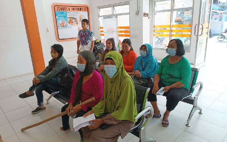Keluarga penerima manfaat (KPM) BBM saat menunggu giliran menerima BLT BBM di Kantor Pos Kuala Kurun. (FOTO: RISKA YULYANA)