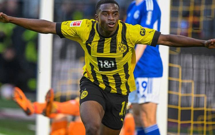 Dortmund ke Puncak Klasemen, Bayern Ditumbangkan Augsburg
