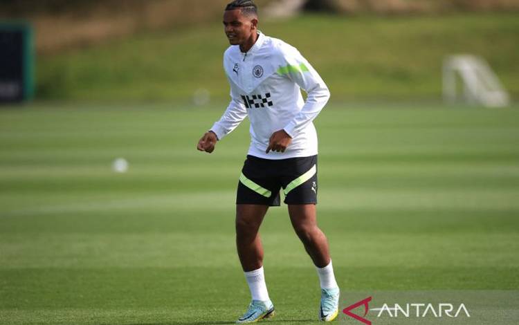 Akanji Akui Persaingan Ketat Membuatnya Hengkang dari Manchester City