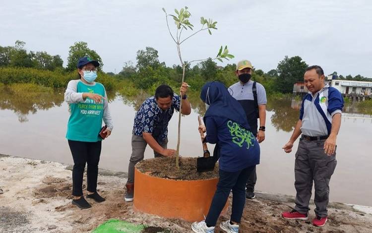 Penanaman pohon di Kelurahan Pahandut Seberang. (FOTO: DLH PALANGKA RAYA)