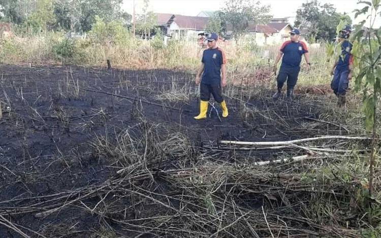 Akibat Puntung Rokok, Lahan di Hiu Putih Terbakar