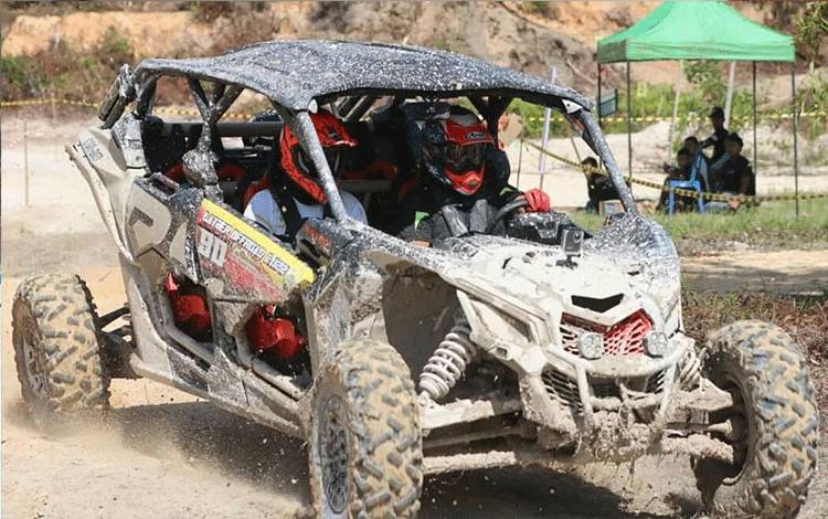 Kapolda Kalimantan Tengah (Kalteng) Irjen Pol Drs. Nanang Avianto, M.Si. saat mengikuti latihan offroad.?(Foto : Agus Fataroni M)