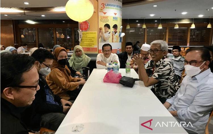 Politisi senior Malaysia Anwar Ibrahim (kanan) bersama Duta Besar RI untuk Malaysia Hermono (kedua kanan) saat bertakziah kepada putra dan istri almarhum Profesor Azyumardi Azra (kedua dan ketiga kiri) di Rumah Sakit Serdang, Selangor, Malaysia, Minggu (18/9/2022). (ANTARA/Virna P Setyorini)