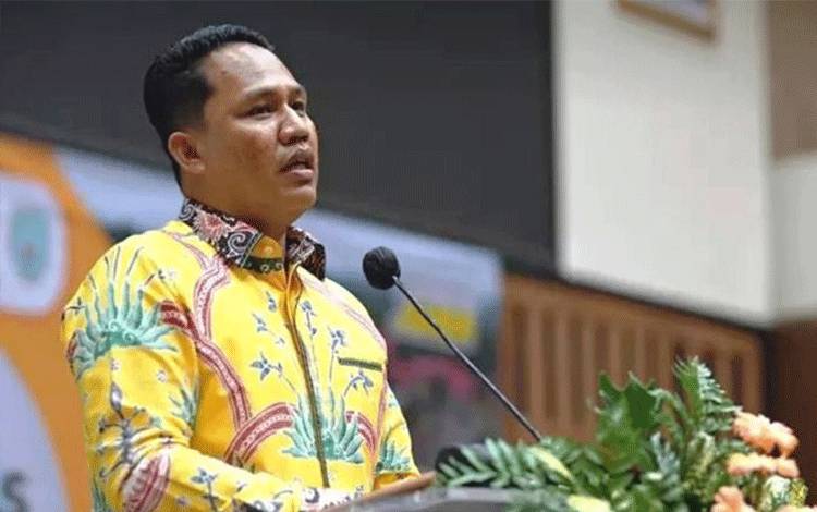 Bupati Lamandau Hendra Lesmana memberikan arahan saat acara Bimtek peningkatan kapasitas Camat, Lurah, Kades, BPD dan Perangkat Desa. (FOTO : HENDI NURFALAH)