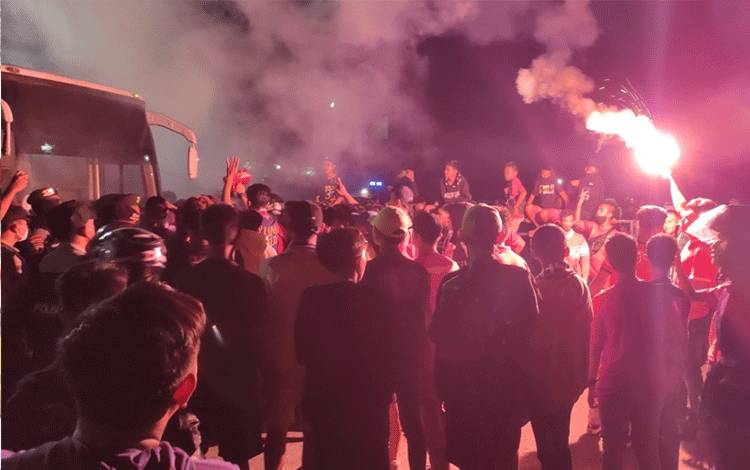 Kecewa Tak Bisa Ambil 3 Poin di Kandang, Supporter Kalteng Putra Cegat Bus Pemain