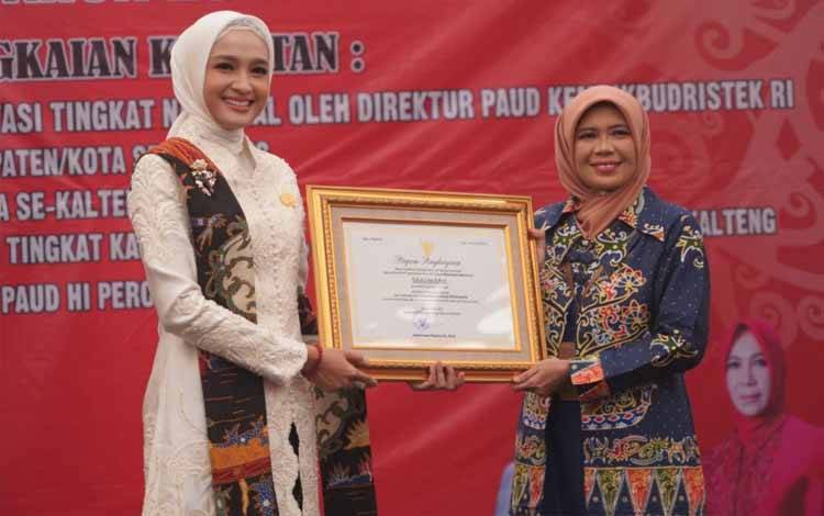 Yulistra Ivo Azhari Dapat Penghargaan Widya Dharma Utama