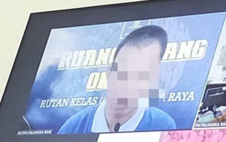 Terdakwa saat menjalani persidangan secara virtual di Pengadilan Negeri Palangka Raya, Senin, 19 September 2022