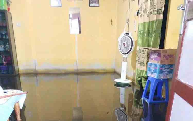Meski Harga Naik, Papan dan Kasau Terpaksa Dibeli Warga Pinggiran Sungai Arut yang Terendam Banjir Guna Pembuatan Panggung