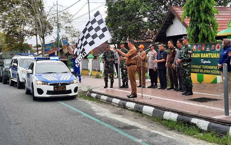 Pj Bupati Kobar Lepas Rombongan Penyaluran Bansos untuk Korban Banjir