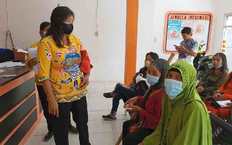 Ilustrasi penerima BLT BBM saat sedang menunggu mendapatkan giliran menerima bantuan di kantor pos Kuala Kurun. (FOTO: RISKA YULYANA)