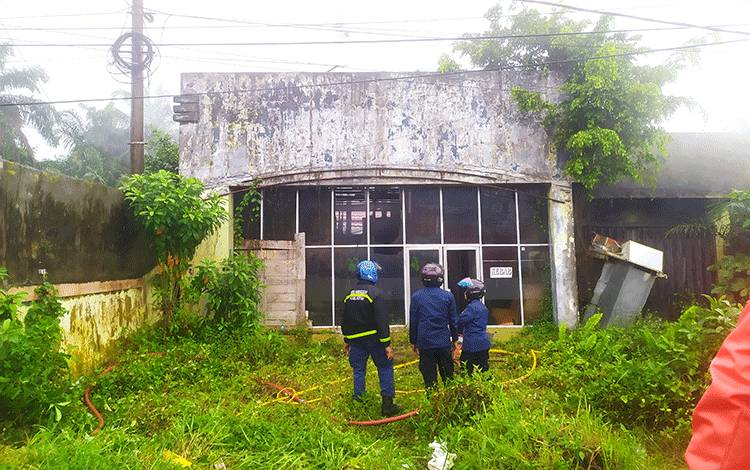 Bangunan depan DPRD Kotim Terbakar di Tengah Guyuran Hujan