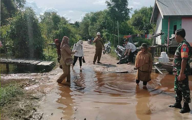 Kunjungan yang dilakukan beberapa dinas ke Marang Bawah untuk melihat langsung kondisi pasca banjir.?(FOTO : Agus Fataroni M)
