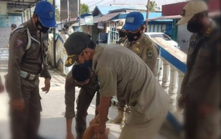 Satpol PP dan Damkar Kapuas Amankan Seorang ODGJ Mengamuk