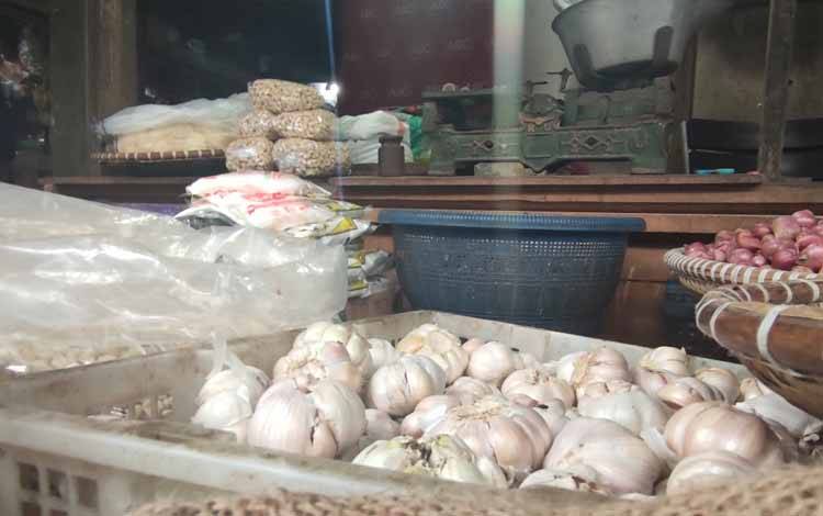 Harga Bawang Putih di Kobar Kembali Naik, Ayam Ras Berangsur Turun