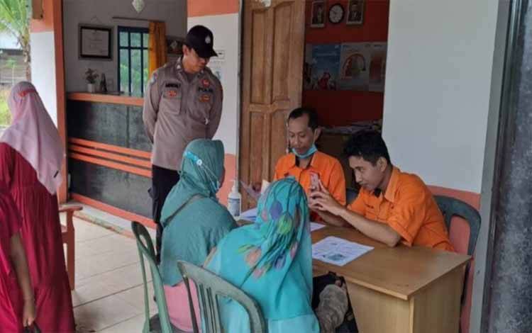 Personel Polsek Pulau Petak Amankan Penyaluran BLT BBM
