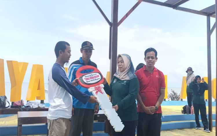 Secara simbolis Kadis DLH Kobar Fitriyana serahkan kunci mobil pikap pengangkut sampah ke pengurus Karang Taruna Tunas Muda Bogam