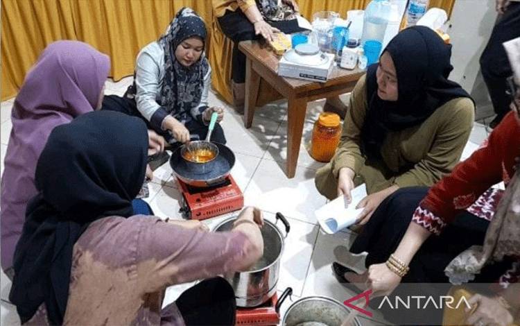 ULM Ajarkan Petani Cara Buat Produk Hilir Sawit