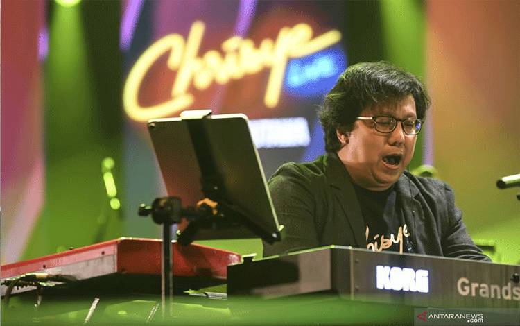 Komponis Erwin Gutawa beraksi pada acara Jakarta International Java Jazz Festival 2020 di Jakarta, Jumat (28/2/2020). Pada panggung untuk mengenang penyanyi Chrisye tersebut Erwin Gutawa membawakan sejumlah lagu hits Chrisye di antaranya Hura-Hura, Lenny dan Anak Sekolah. ANTARA FOTO/Muhammad Adimaja/nz (ANTARA FOTO/MUHAMMAD ADIMAJA)