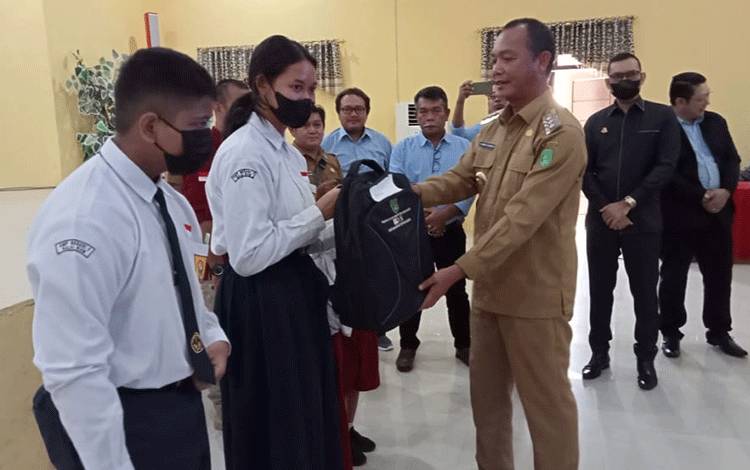 Pemkab Sukamara Berikan Bantuan 2.270 Set Perlengkapan Sekolah Kepada Siswa Baru