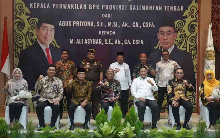 Foto bersama sertijab BPK RI perwakilan Kalteng di Aula Auditorium Kantor BPK Kalteng Rabu 21 September 2022. (FOTO: MMC KALTENG/DUAN)
