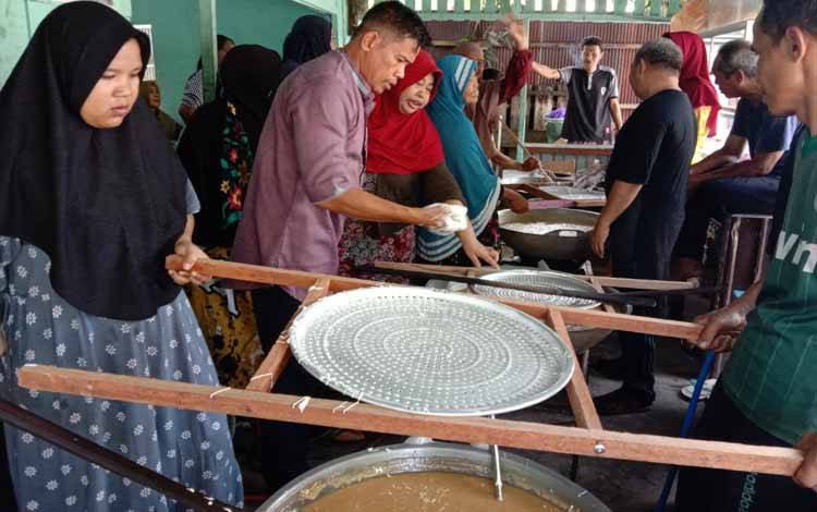 Lestarikan Tradisi Buat Bubur Baayak Demi Dibagikan kepada Warga di Rabu Terakhir Bulan Safar