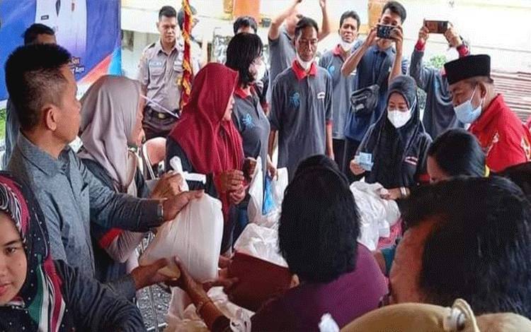Masyarakat Antusias Menyambut Pasar Murah