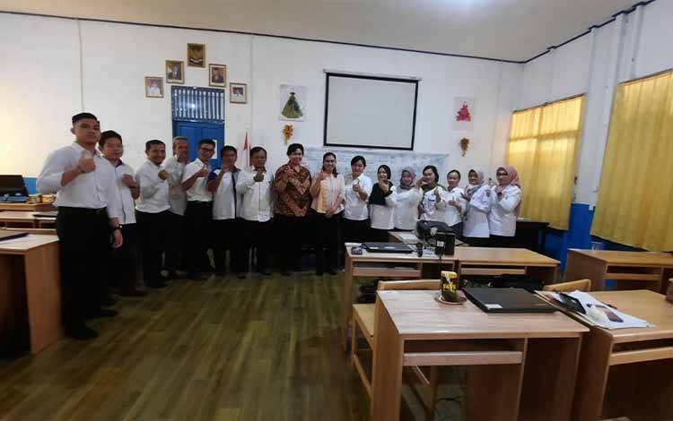 Para dewan guru SMKN 2 Kuala Kapuas bersama pihak dari STP Sahid Surakarta seusai koordinasi. (FOTO: IST)