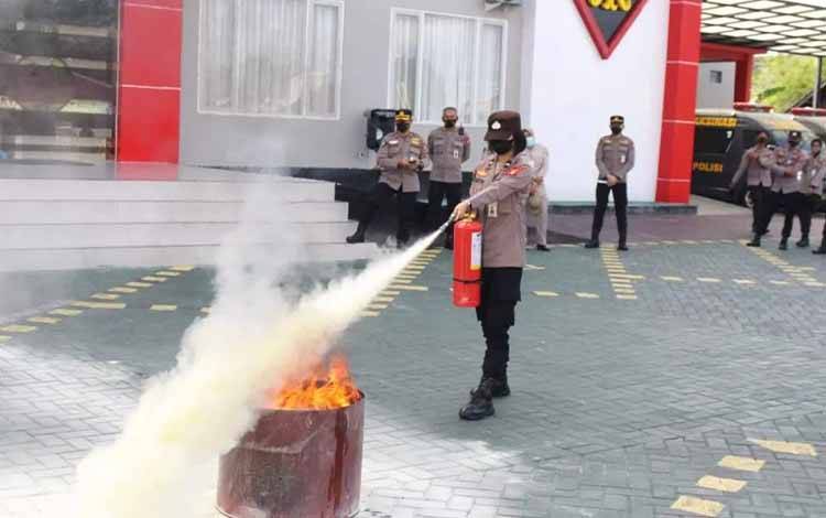 Tim K3RS Rumkit Bhayangkara Gelar Simulasi Penggunaan APAR