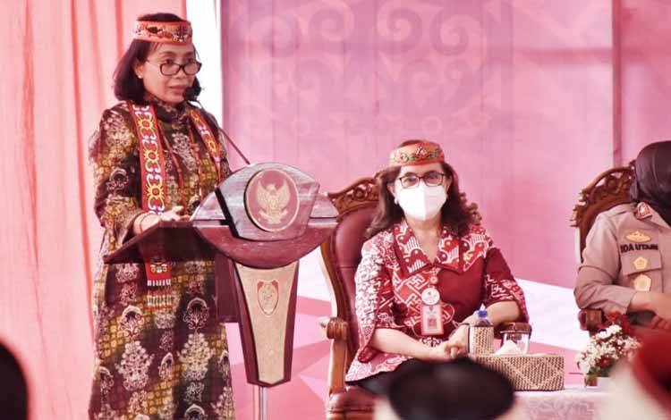 Menteri PPPA RI I Gusti Ayu Bintang Puspayoga saat membacakan sambutan di Desa Bukit Liti, Kabupaten Pulang Pisau, Kamis, 22 September 2022. (FOTO: MMC KALTENG/ASEP)