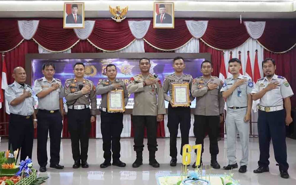 Penyerahan penghargaan untuk di personel Satlantas Polres Barito Timur saat peringatan HUT ke-67 Polantas di Aula Mapolres Barito Timur, Kamis, 22 September 2022. (FOTO: HUMAS POLRES BARTIM)