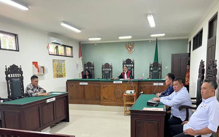Kuasa Hukum Suriansyah Halim (Kiri) saat sidang gugatan praperadilan Eks Subdistributor Minol UD Bintang Cabang Sampit