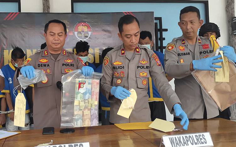 Kapolres Sukamara, AKBD Dewa Made Palgua didampingi Wakapolres Sukamara, Kompol Budi Nugroho dan Kasat Reskrim saat menunjukan barang bukti, Jumat, 23 September 2022. (FOTO: NORHASANAH)