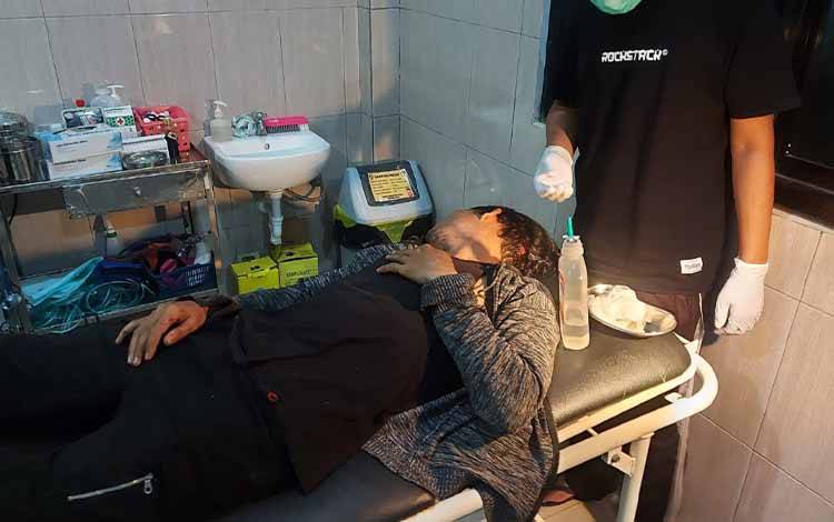 Kendarai Motor Tanpa Lampu, Pria Ini Tertabrak Mobil Hingga Alami Luka-Luka