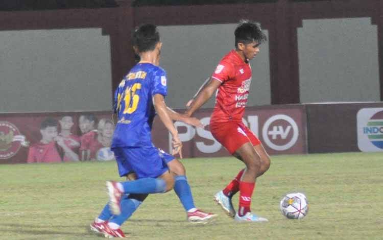 Kalteng Putra saat bertanding melawan Babel United Persipal di Stadion Tuah Pahoe beberapa waktu lalu. (FOTO: HERMAWAN)