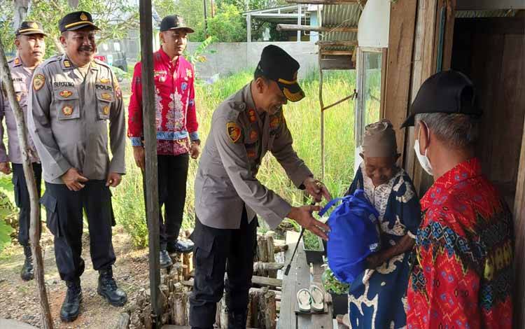 Sasar Warga Kurang Mampu di Selat Utara, Kapolres Kapuas Salurkan Bansos Sembako Program 1.000 Rupiah Sehari
